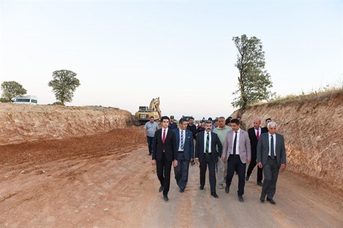 Vali Dr. Turan Ergün 2. kat asfalt yapım çalışmasının sürdürüldüğü güzergahta incelemelerde bulundu.